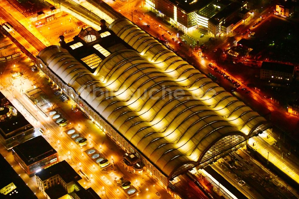 Dresden bei Nacht von oben - Nachtluftbild Hauptbahnhof Dresden der Deutschen Bahn in Dresden im Bundesland Sachsen, Deutschland