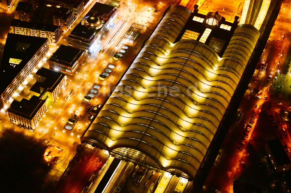 Dresden bei Nacht aus der Vogelperspektive: Nachtluftbild Hauptbahnhof Dresden der Deutschen Bahn in Dresden im Bundesland Sachsen, Deutschland