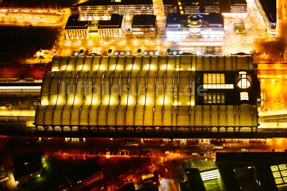 Dresden bei Nacht von oben - Nachtluftbild Hauptbahnhof Dresden der Deutschen Bahn in Dresden im Bundesland Sachsen, Deutschland