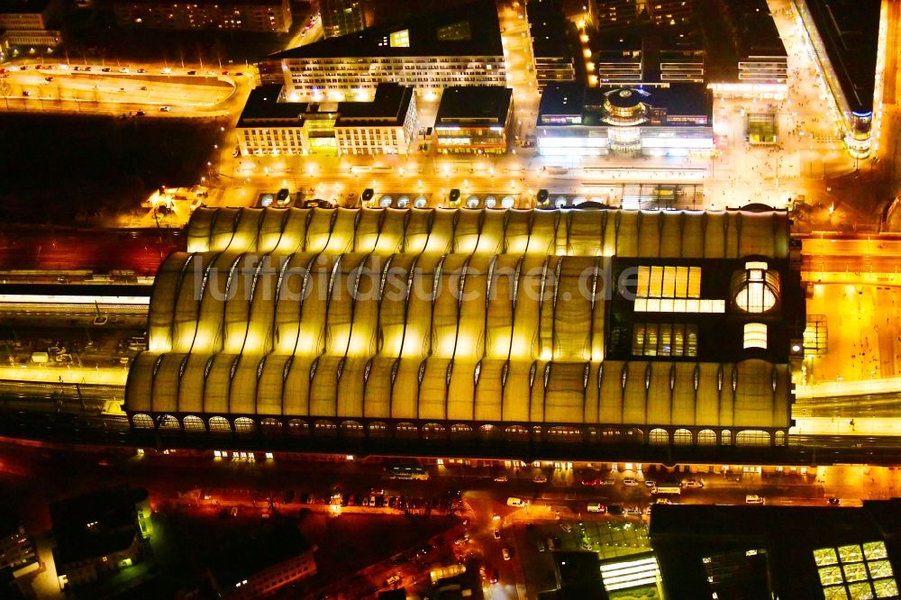 Dresden bei Nacht aus der Vogelperspektive: Nachtluftbild Hauptbahnhof Dresden der Deutschen Bahn in Dresden im Bundesland Sachsen, Deutschland