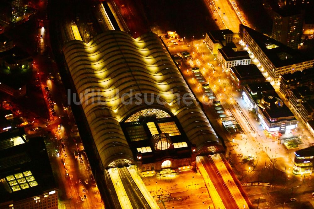 Nacht-Luftaufnahme Dresden - Nachtluftbild Hauptbahnhof Dresden der Deutschen Bahn in Dresden im Bundesland Sachsen, Deutschland