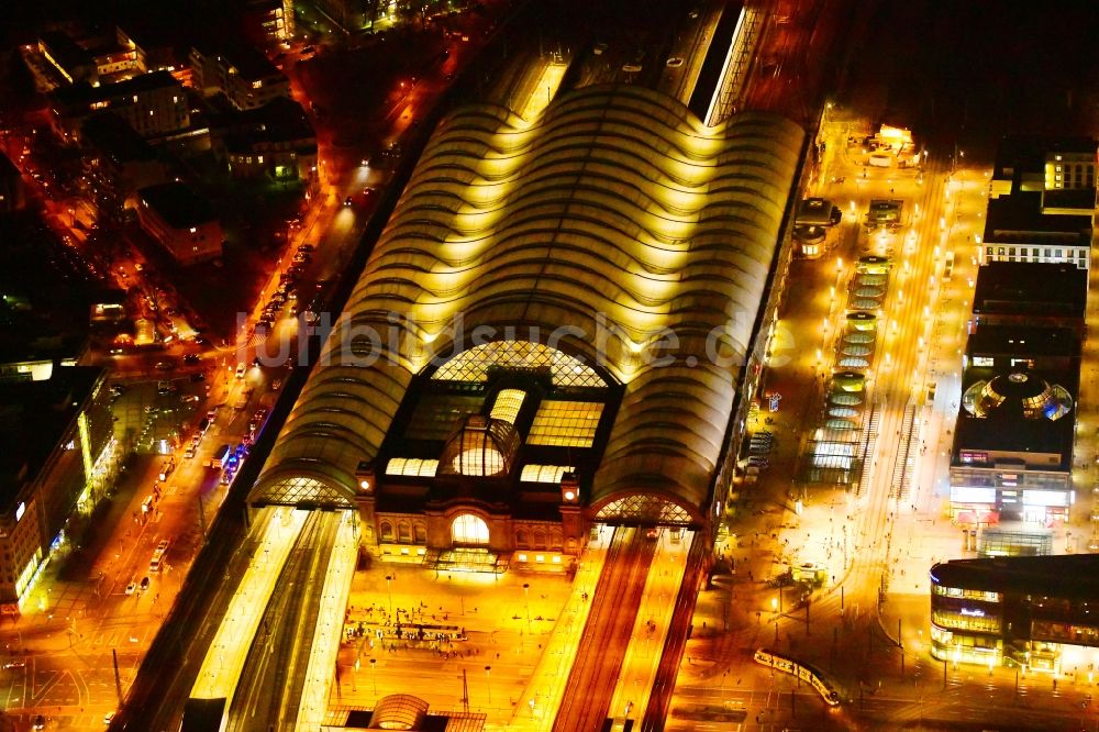 Dresden bei Nacht von oben - Nachtluftbild Hauptbahnhof Dresden der Deutschen Bahn in Dresden im Bundesland Sachsen, Deutschland