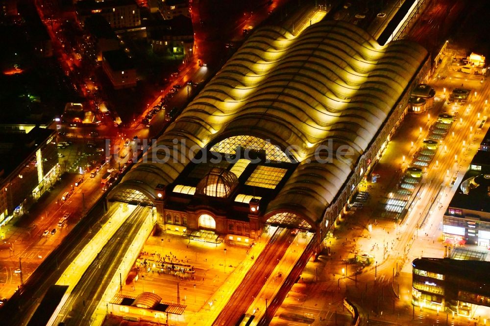 Dresden bei Nacht aus der Vogelperspektive: Nachtluftbild Hauptbahnhof Dresden der Deutschen Bahn in Dresden im Bundesland Sachsen, Deutschland