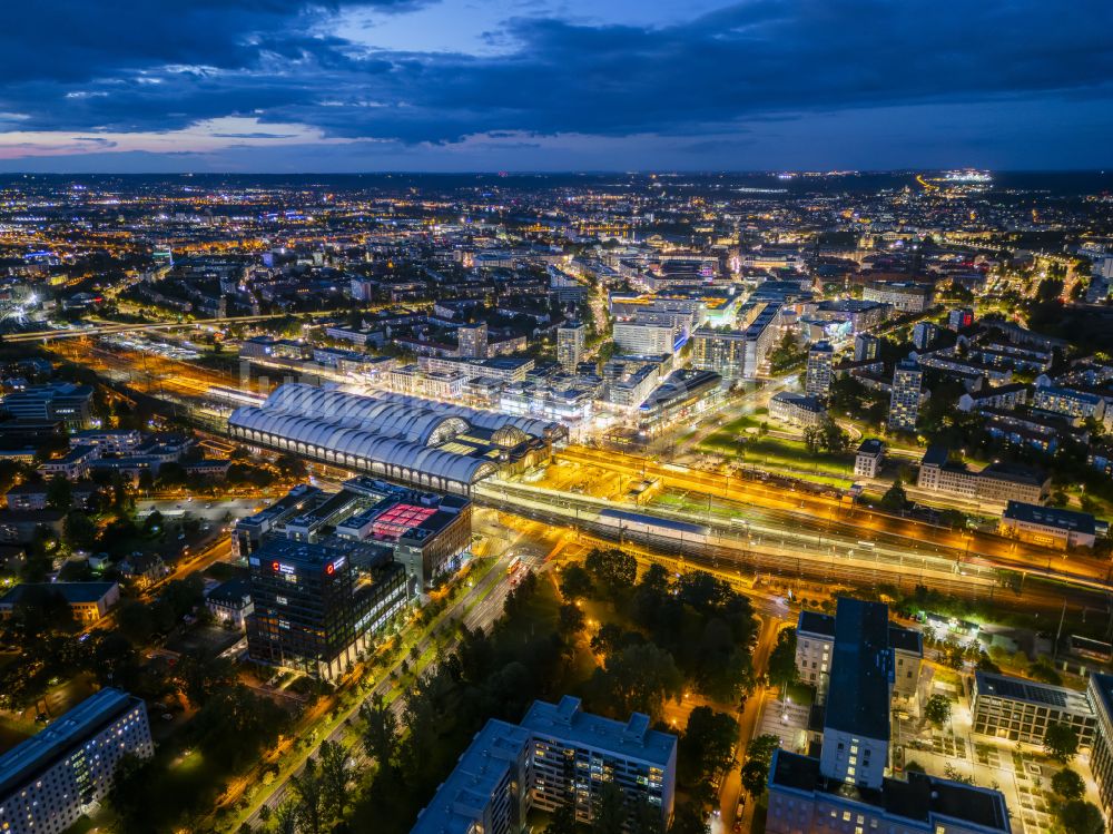 Nacht-Luftaufnahme Dresden - Nachtluftbild Hauptbahnhof Dresden der Deutschen Bahn in Dresden im Bundesland Sachsen, Deutschland