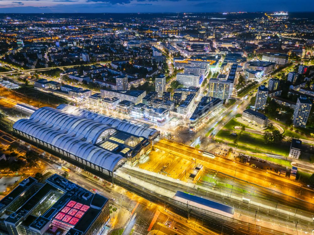 Dresden bei Nacht aus der Vogelperspektive: Nachtluftbild Hauptbahnhof Dresden der Deutschen Bahn in Dresden im Bundesland Sachsen, Deutschland