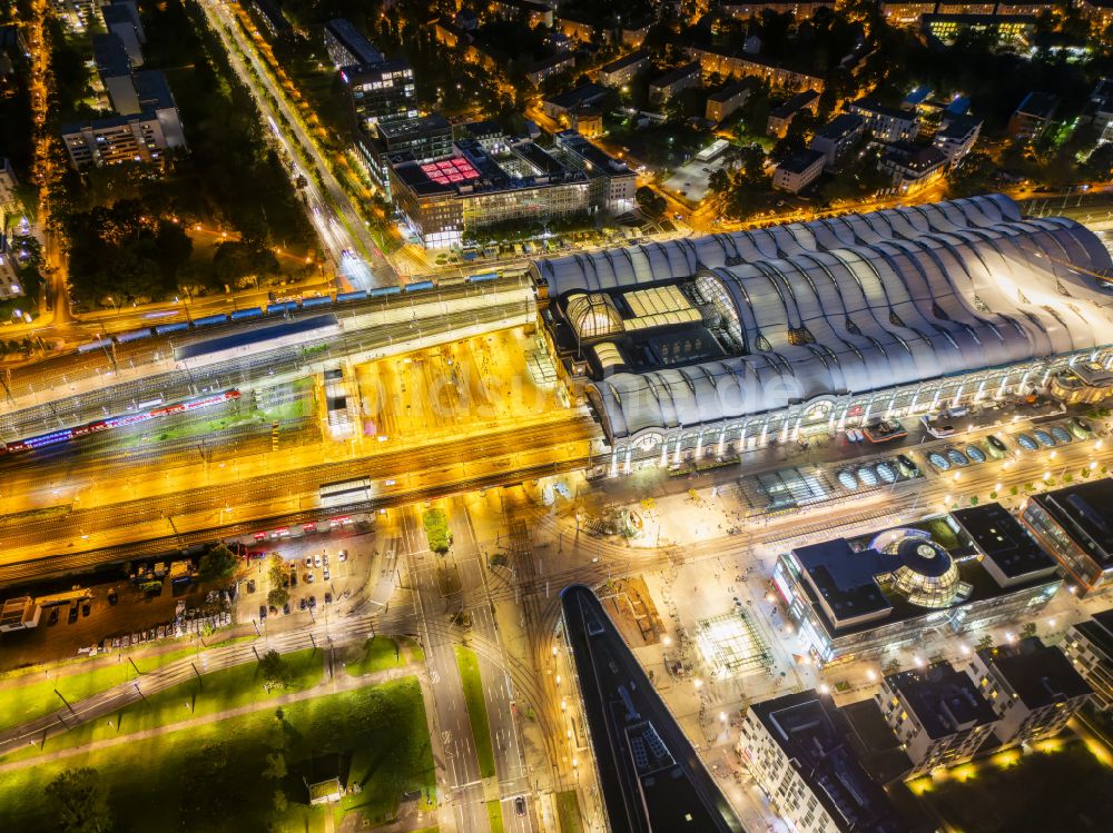 Dresden bei Nacht von oben - Nachtluftbild Hauptbahnhof Dresden der Deutschen Bahn in Dresden im Bundesland Sachsen, Deutschland