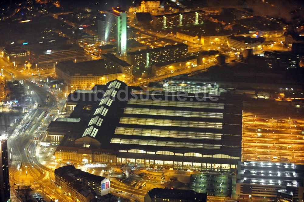 Leipzig bei Nacht aus der Vogelperspektive: Hauptbahnhof Leipzig bei Nacht