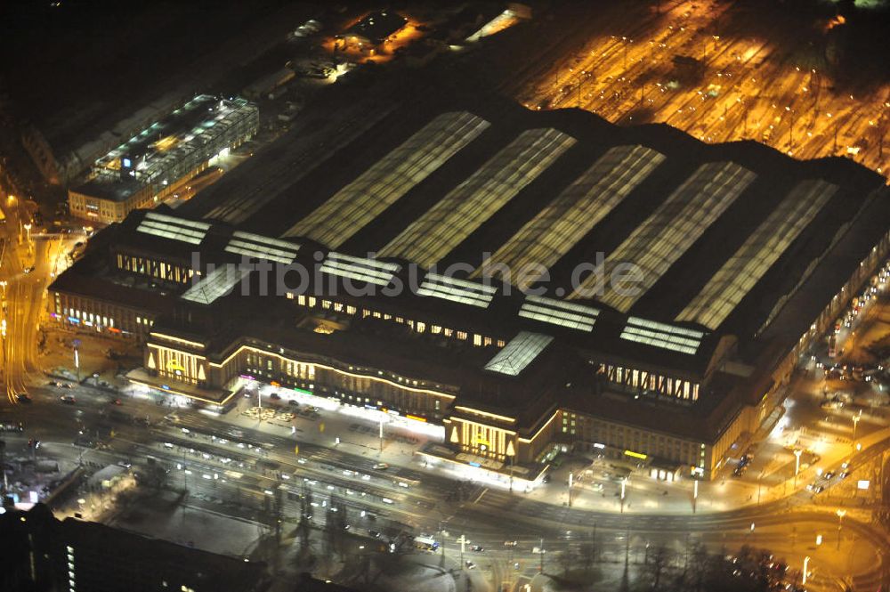 Leipzig bei Nacht aus der Vogelperspektive: Hauptbahnhof Leipzig bei Nacht