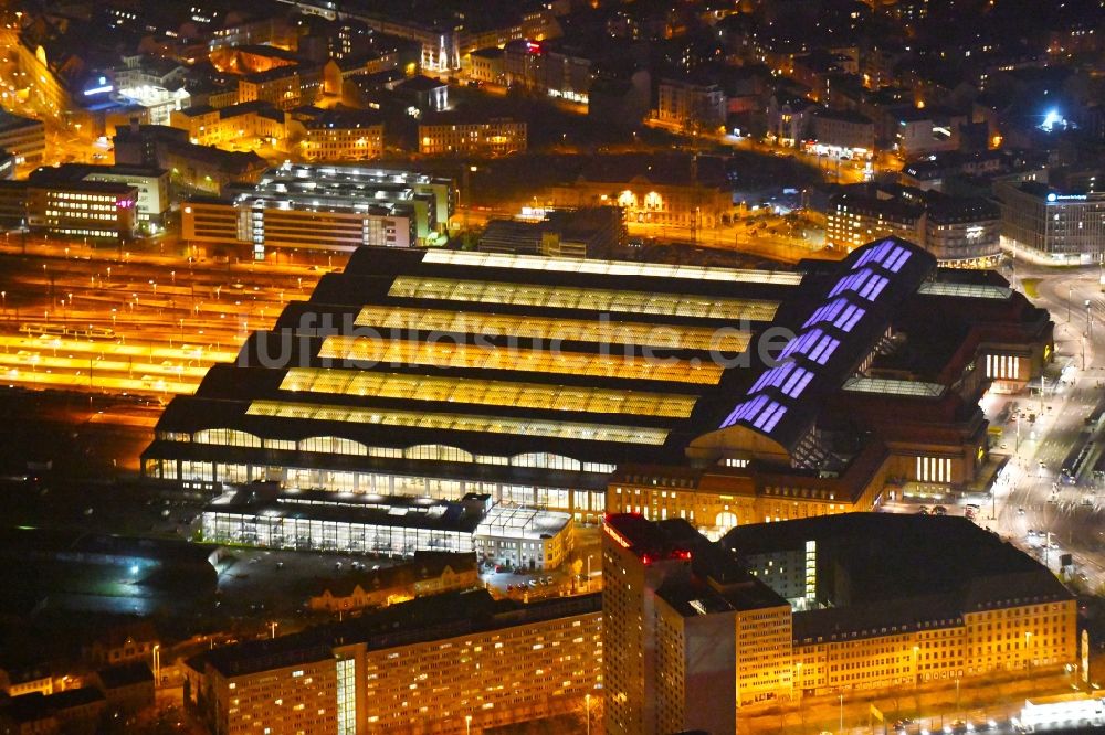 Leipzig bei Nacht von oben - Nachtluftbild Hauptbahnhof in Leipzig im Bundesland Sachsen