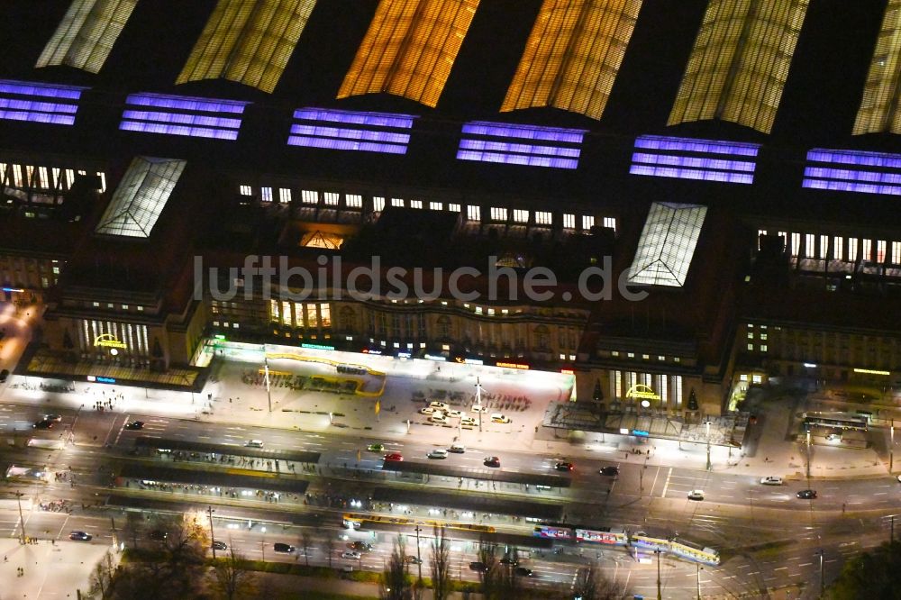 Nacht-Luftaufnahme Leipzig - Nachtluftbild Hauptbahnhof in Leipzig im Bundesland Sachsen