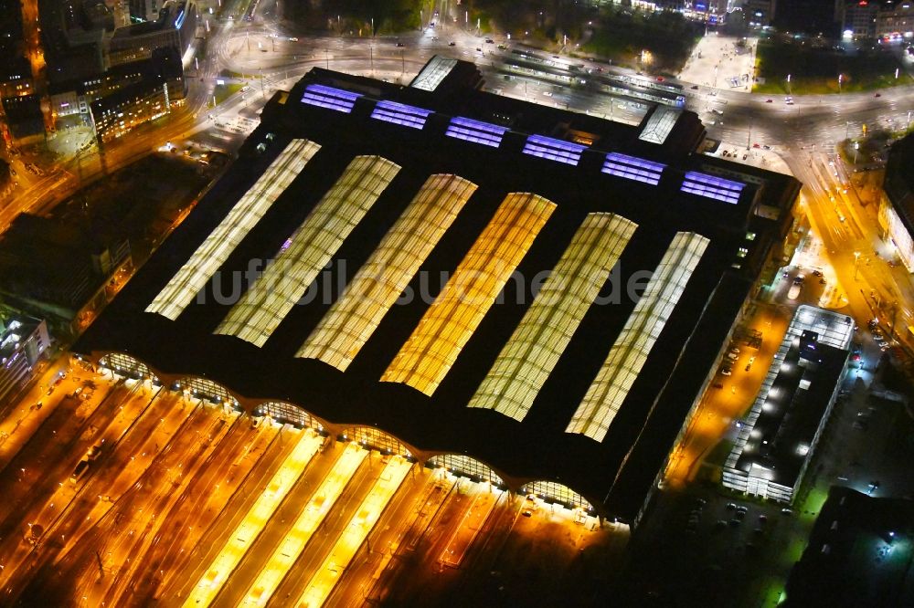 Leipzig bei Nacht von oben - Nachtluftbild Hauptbahnhof in Leipzig im Bundesland Sachsen