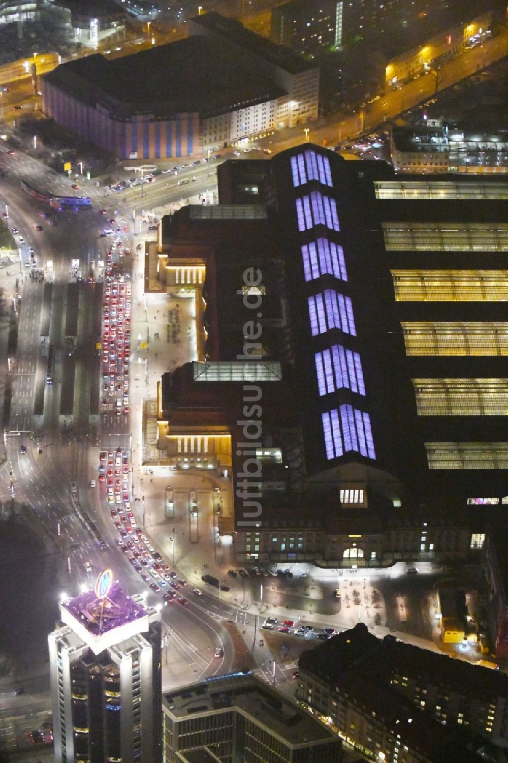 Leipzig bei Nacht von oben - Nachtluftbild Hauptbahnhof in Leipzig im Bundesland Sachsen