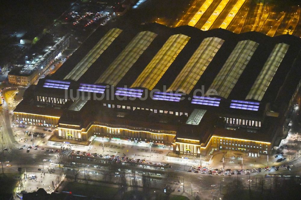 Nacht-Luftaufnahme Leipzig - Nachtluftbild Hauptbahnhof in Leipzig im Bundesland Sachsen