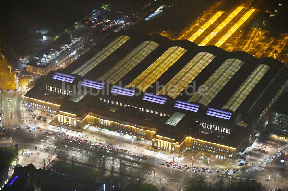 Leipzig bei Nacht von oben - Nachtluftbild Hauptbahnhof in Leipzig im Bundesland Sachsen