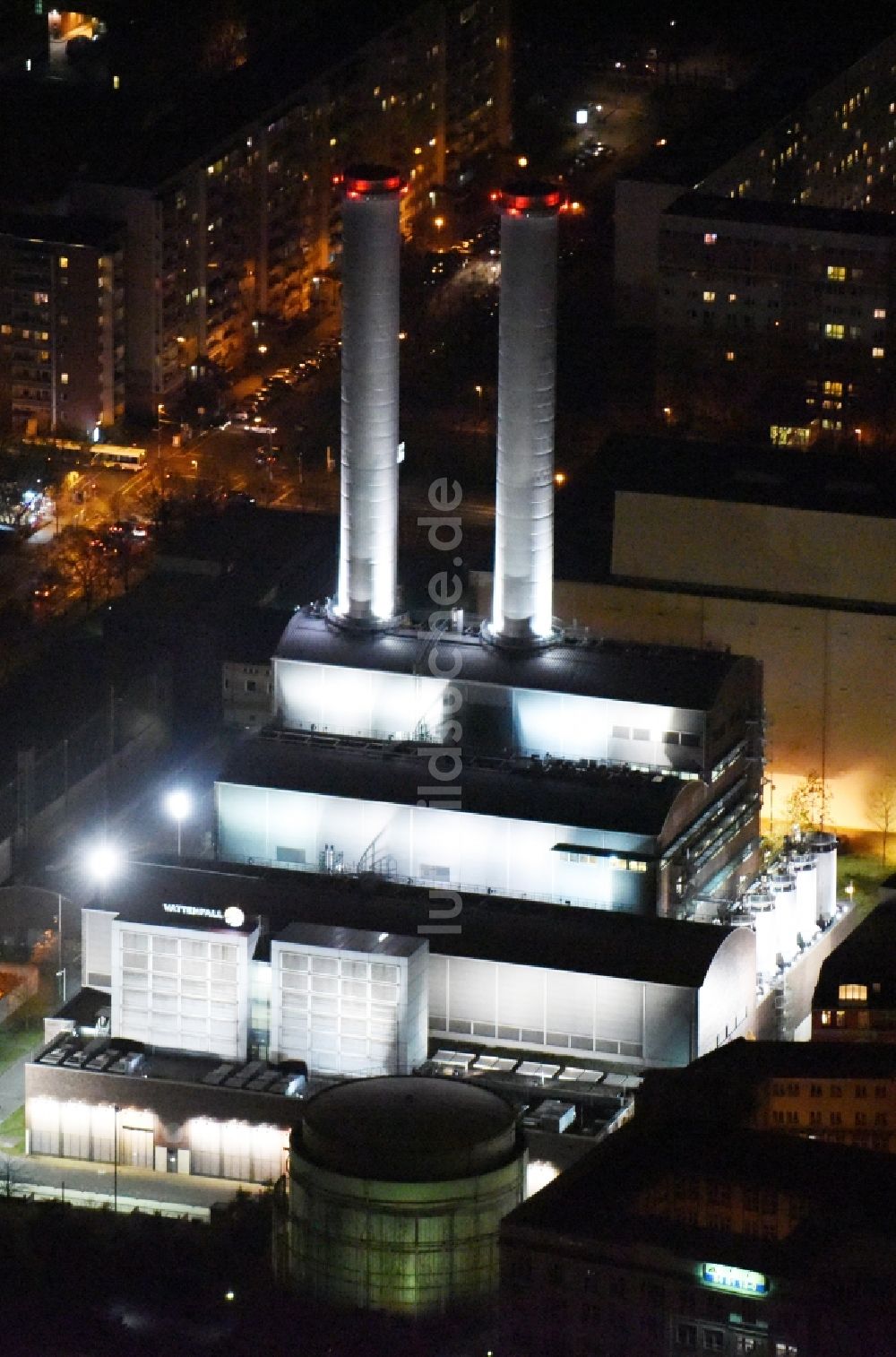 Berlin bei Nacht von oben - Nachtluftbild Heizkraftwerk Berlin- Mitte