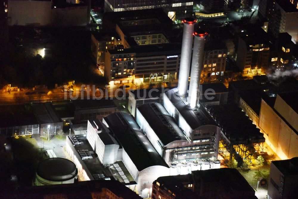 Berlin bei Nacht aus der Vogelperspektive: Nachtluftbild Heizkraftwerk Berlin- Mitte