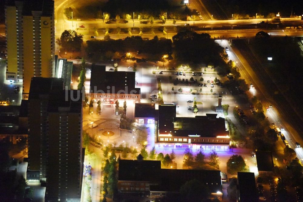 Berlin bei Nacht aus der Vogelperspektive: Nachtluftbild Helene-Weigel-Platz im Stadtteil Marzahn im Innenstadt- Zentrum in Berlin