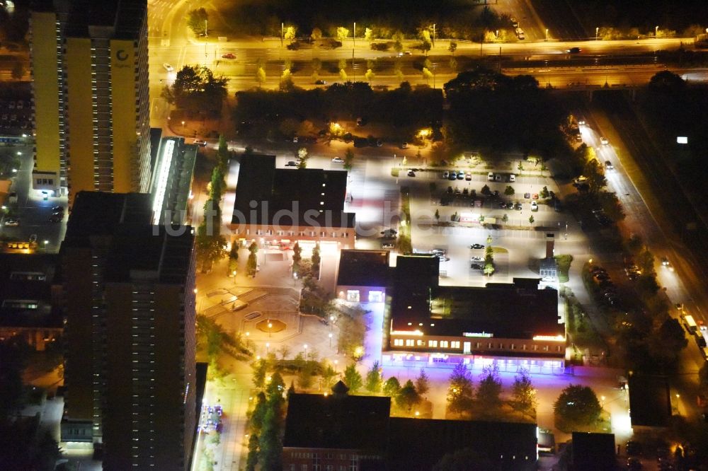 Nachtluftbild Berlin - Nachtluftbild Helene-Weigel-Platz im Stadtteil Marzahn im Innenstadt- Zentrum in Berlin