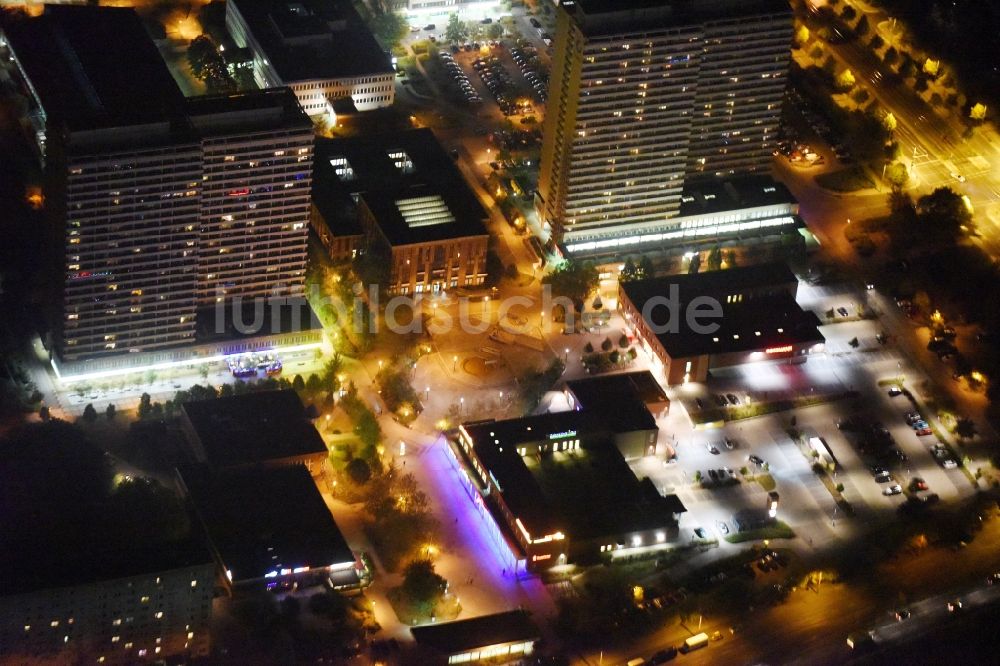 Nacht-Luftaufnahme Berlin - Nachtluftbild Helene-Weigel-Platz im Stadtteil Marzahn im Innenstadt- Zentrum in Berlin