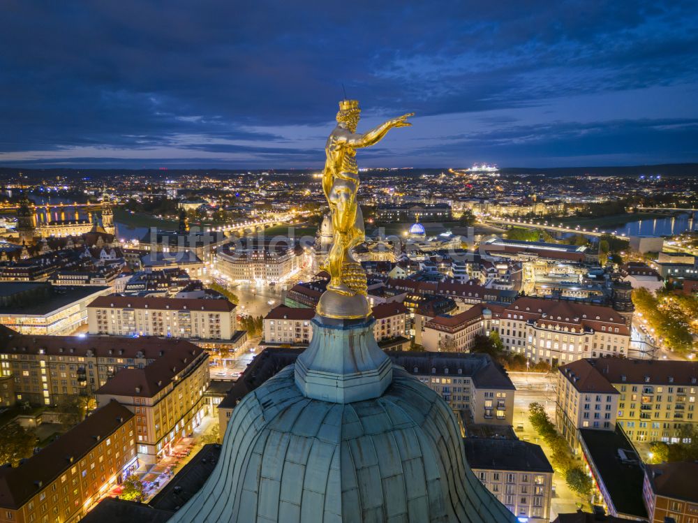 Nachtluftbild Dresden - Nachtluftbild Herkules Figur auf dem Gebäude der Stadtverwaltung - Rathaus Dresden in Dresden im Bundesland Sachsen