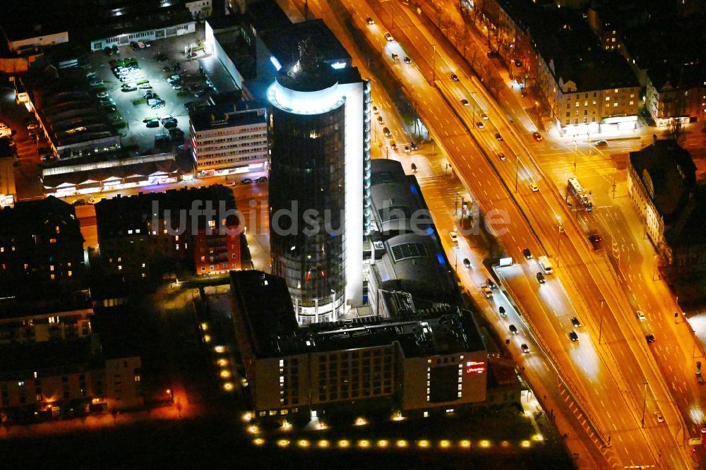 München bei Nacht von oben - Nachtluftbild Hochhaus Central Tower in München im Bundesland Bayern