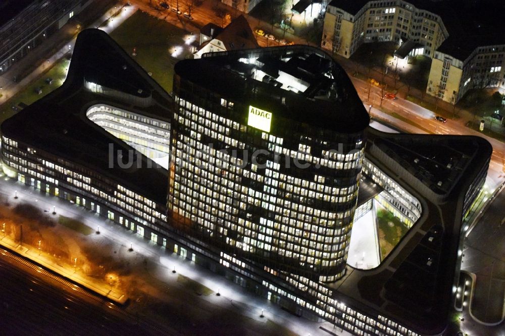 München bei Nacht aus der Vogelperspektive: Nachtluftbild Hochhaus- Ensemble ADAC Zentrale im Ortsteil Sendling-Westpark in München im Bundesland Bayern, Deutschland