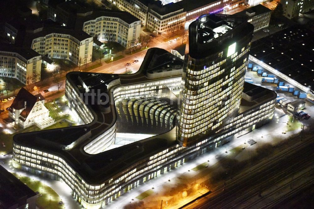 München bei Nacht aus der Vogelperspektive: Nachtluftbild Hochhaus- Ensemble ADAC Zentrale im Ortsteil Sendling-Westpark in München im Bundesland Bayern, Deutschland