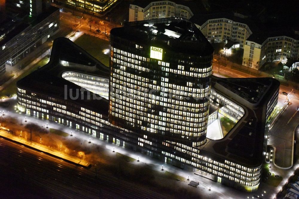 München bei Nacht von oben - Nachtluftbild Hochhaus- Ensemble ADAC Zentrale im Ortsteil Sendling-Westpark in München im Bundesland Bayern, Deutschland