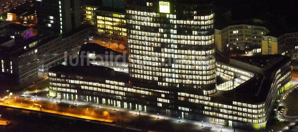 München bei Nacht aus der Vogelperspektive: Nachtluftbild Hochhaus- Ensemble ADAC Zentrale im Ortsteil Sendling-Westpark in München im Bundesland Bayern, Deutschland