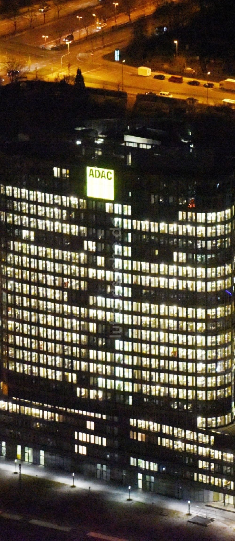 Nachtluftbild München - Nachtluftbild Hochhaus- Ensemble ADAC Zentrale im Ortsteil Sendling-Westpark in München im Bundesland Bayern, Deutschland