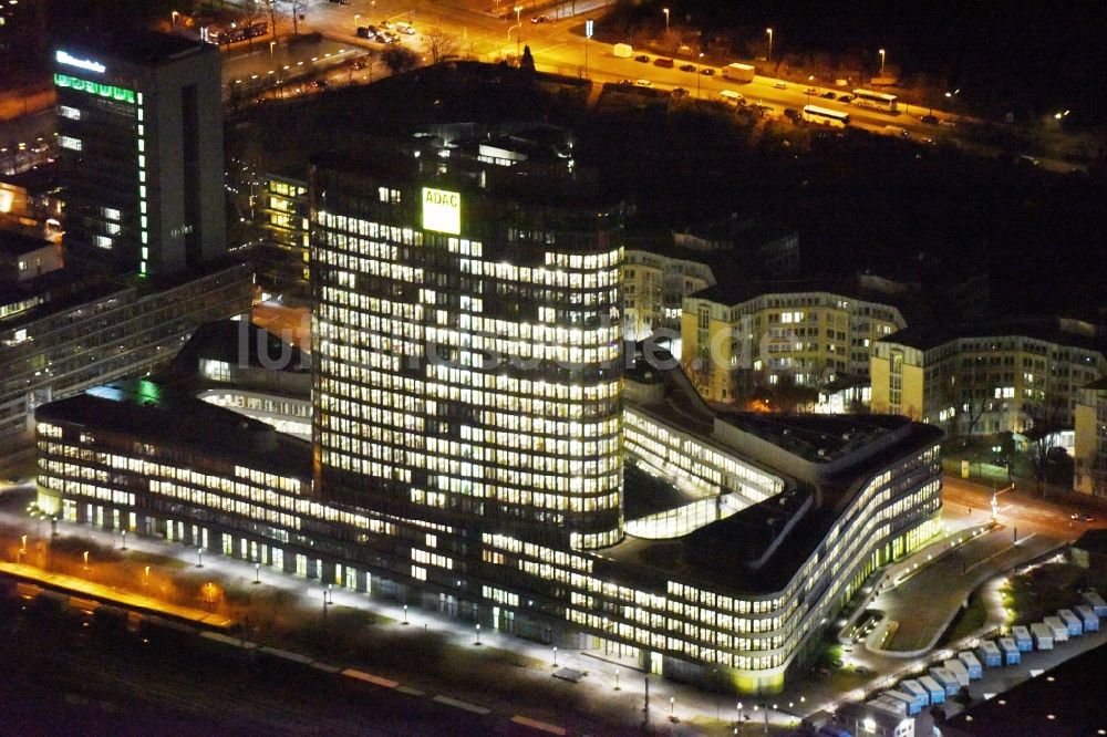 Nacht-Luftaufnahme München - Nachtluftbild Hochhaus- Ensemble ADAC Zentrale im Ortsteil Sendling-Westpark in München im Bundesland Bayern, Deutschland