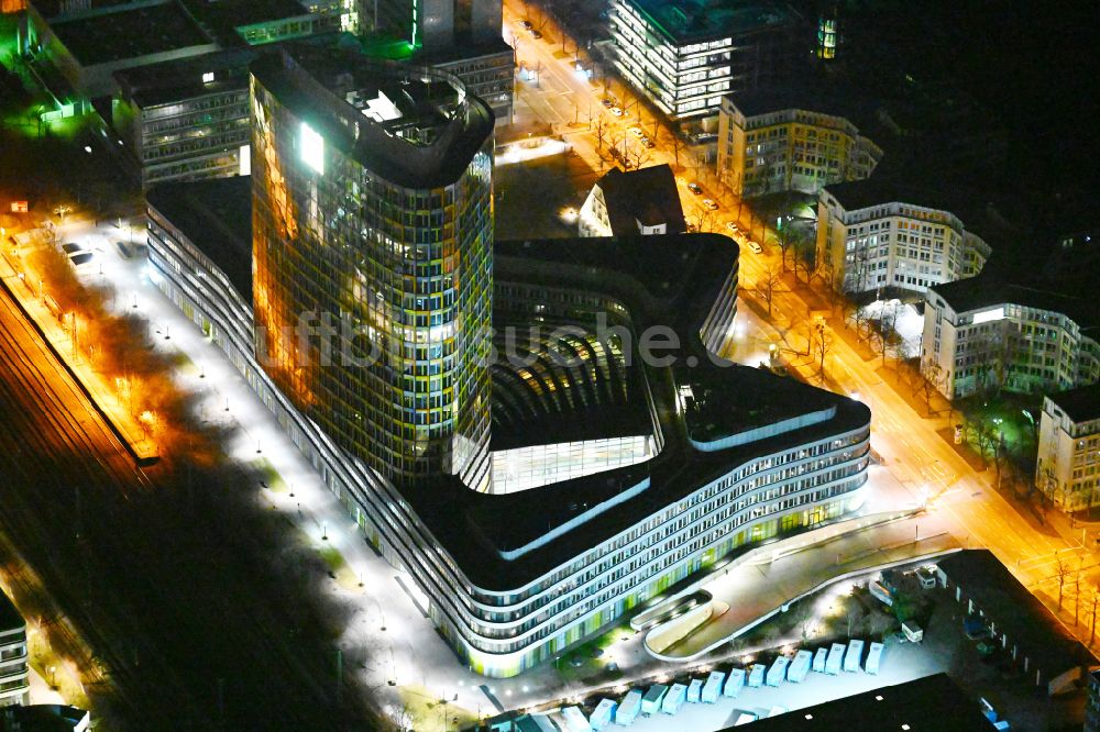 München bei Nacht von oben - Nachtluftbild Hochhaus- Ensemble ADAC Zentrale im Ortsteil Sendling-Westpark in München im Bundesland Bayern, Deutschland