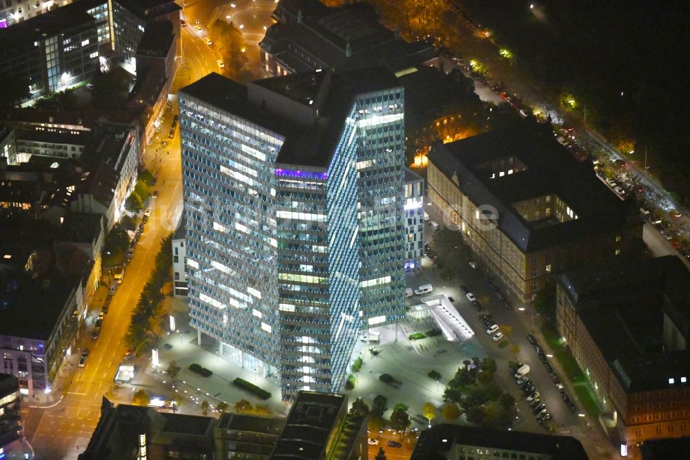 Hamburg bei Nacht von oben - Nachtluftbild Hochhaus- Ensemble Emporio-Hochhaus im Ortsteil Neustadt in Hamburg, Deutschland