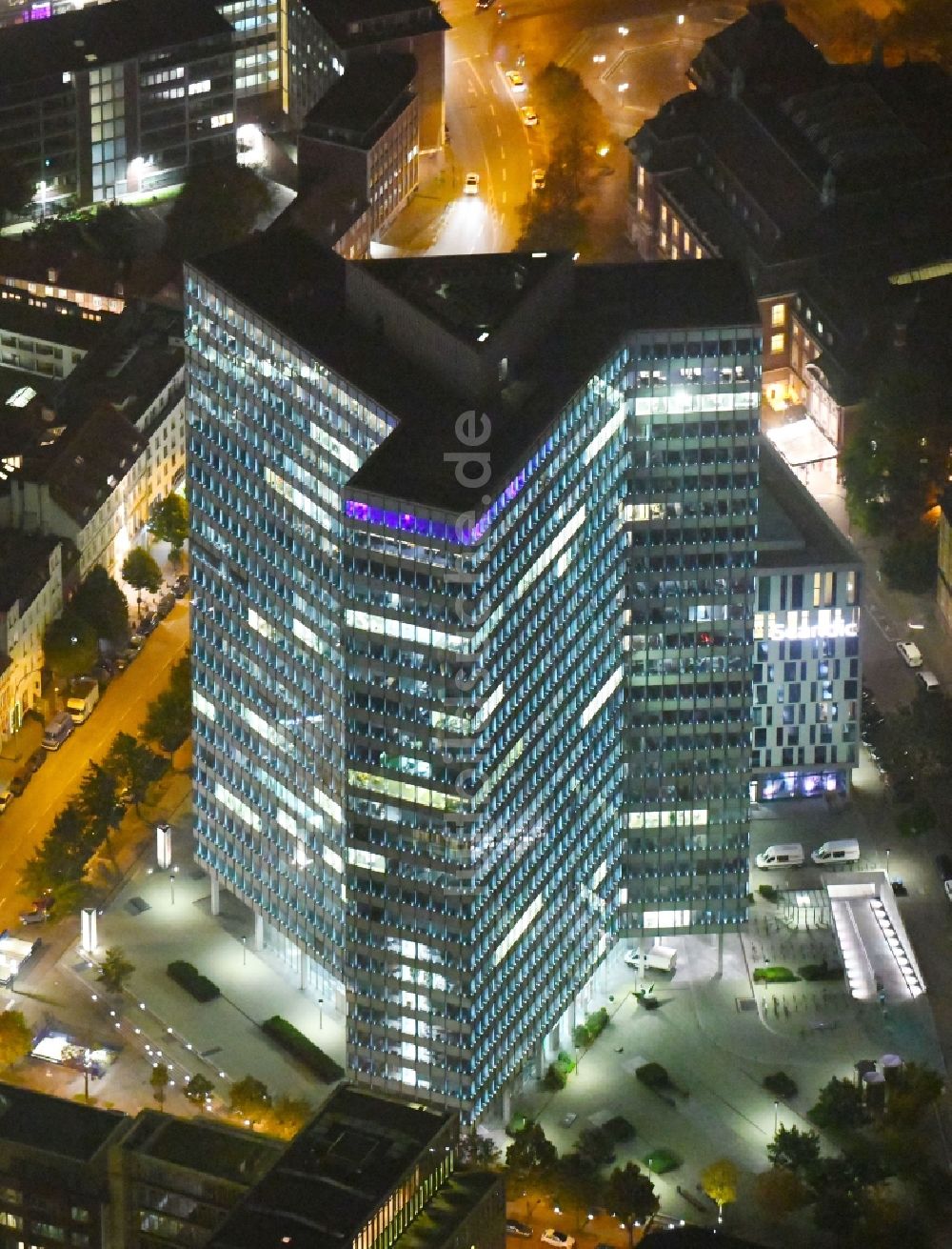 Nachtluftbild Hamburg - Nachtluftbild Hochhaus- Ensemble Emporio-Hochhaus im Ortsteil Neustadt in Hamburg, Deutschland