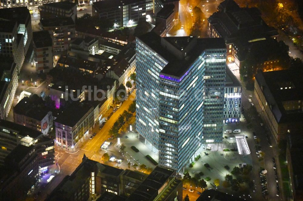 Nacht-Luftaufnahme Hamburg - Nachtluftbild Hochhaus- Ensemble Emporio-Hochhaus im Ortsteil Neustadt in Hamburg, Deutschland