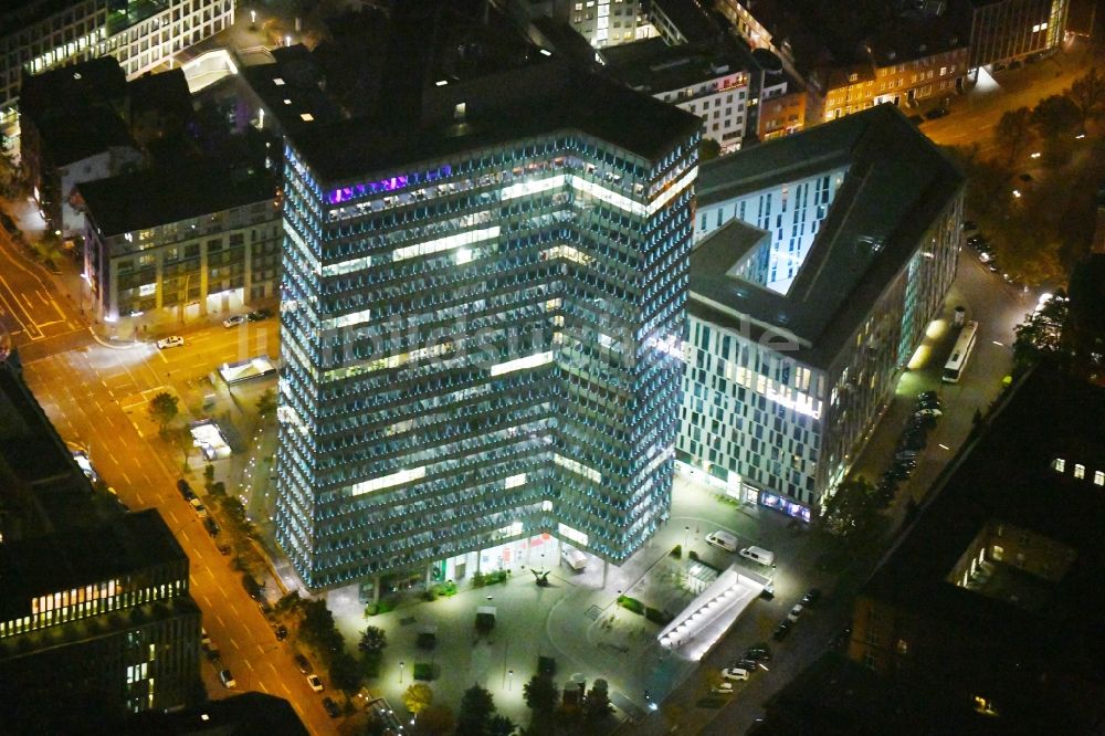 Hamburg bei Nacht von oben - Nachtluftbild Hochhaus- Ensemble Emporio-Hochhaus im Ortsteil Neustadt in Hamburg, Deutschland