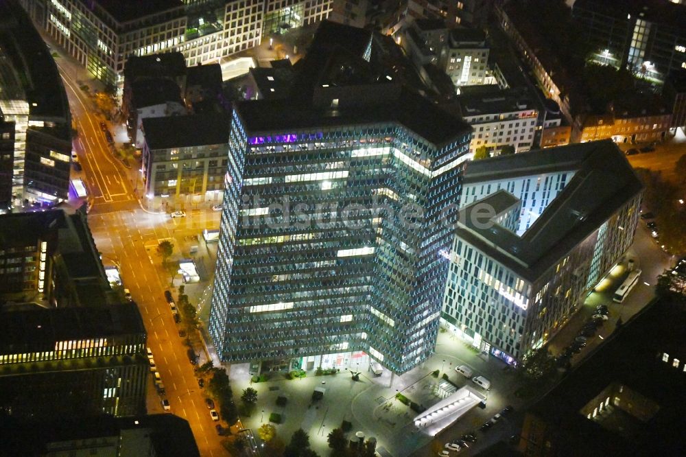 Nachtluftbild Hamburg - Nachtluftbild Hochhaus- Ensemble Emporio-Hochhaus im Ortsteil Neustadt in Hamburg, Deutschland