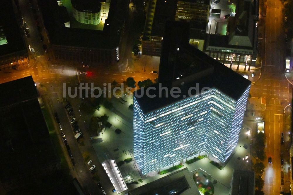 Hamburg bei Nacht aus der Vogelperspektive: Nachtluftbild Hochhaus- Ensemble Emporio-Hochhaus im Ortsteil Neustadt in Hamburg, Deutschland