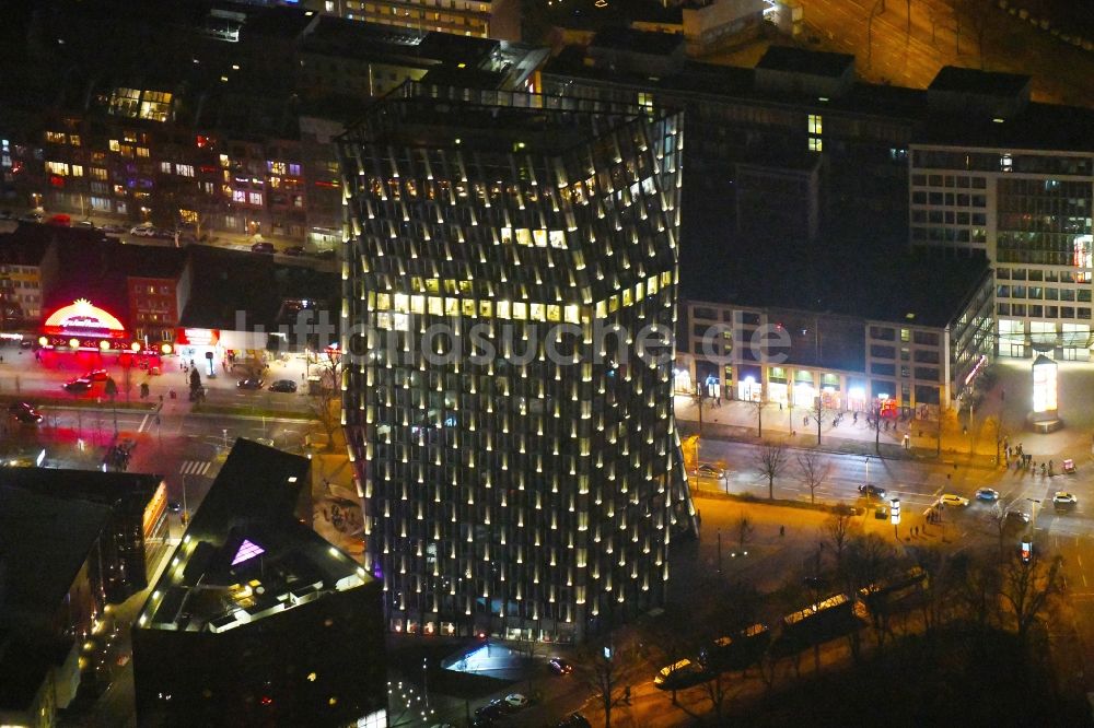 Hamburg bei Nacht von oben - Nachtluftbild Hochhaus - Ensemble - Komplex Tanzende Türme an der Reeperbahn in Hamburg