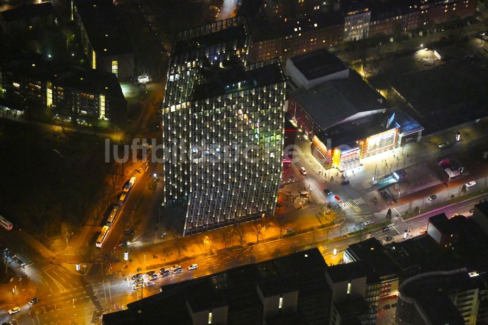 Hamburg bei Nacht von oben - Nachtluftbild Hochhaus - Ensemble - Komplex Tanzende Türme an der Reeperbahn in Hamburg