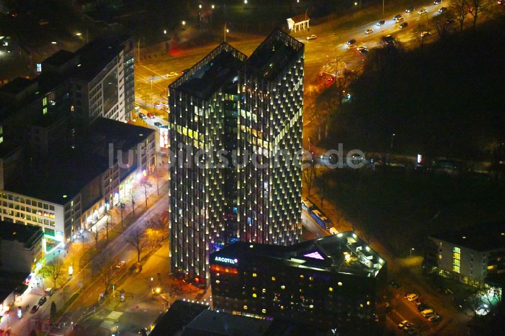 Nacht-Luftaufnahme Hamburg - Nachtluftbild Hochhaus - Ensemble - Komplex Tanzende Türme an der Reeperbahn in Hamburg