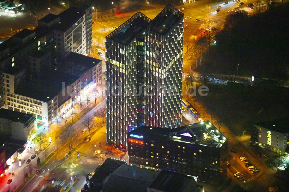 Hamburg bei Nacht von oben - Nachtluftbild Hochhaus - Ensemble - Komplex Tanzende Türme an der Reeperbahn in Hamburg