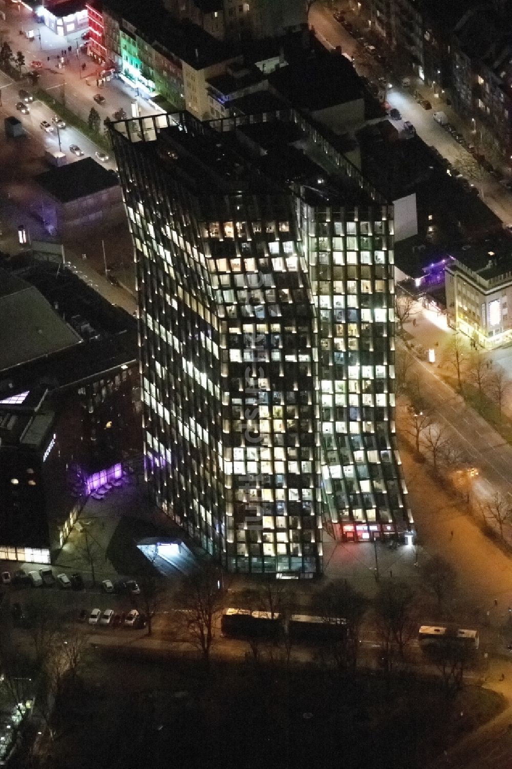 Nacht-Luftaufnahme Hamburg - Nachtluftbild Hochhaus- Ensemble Tanzende Türme in Hamburg, Deutschland