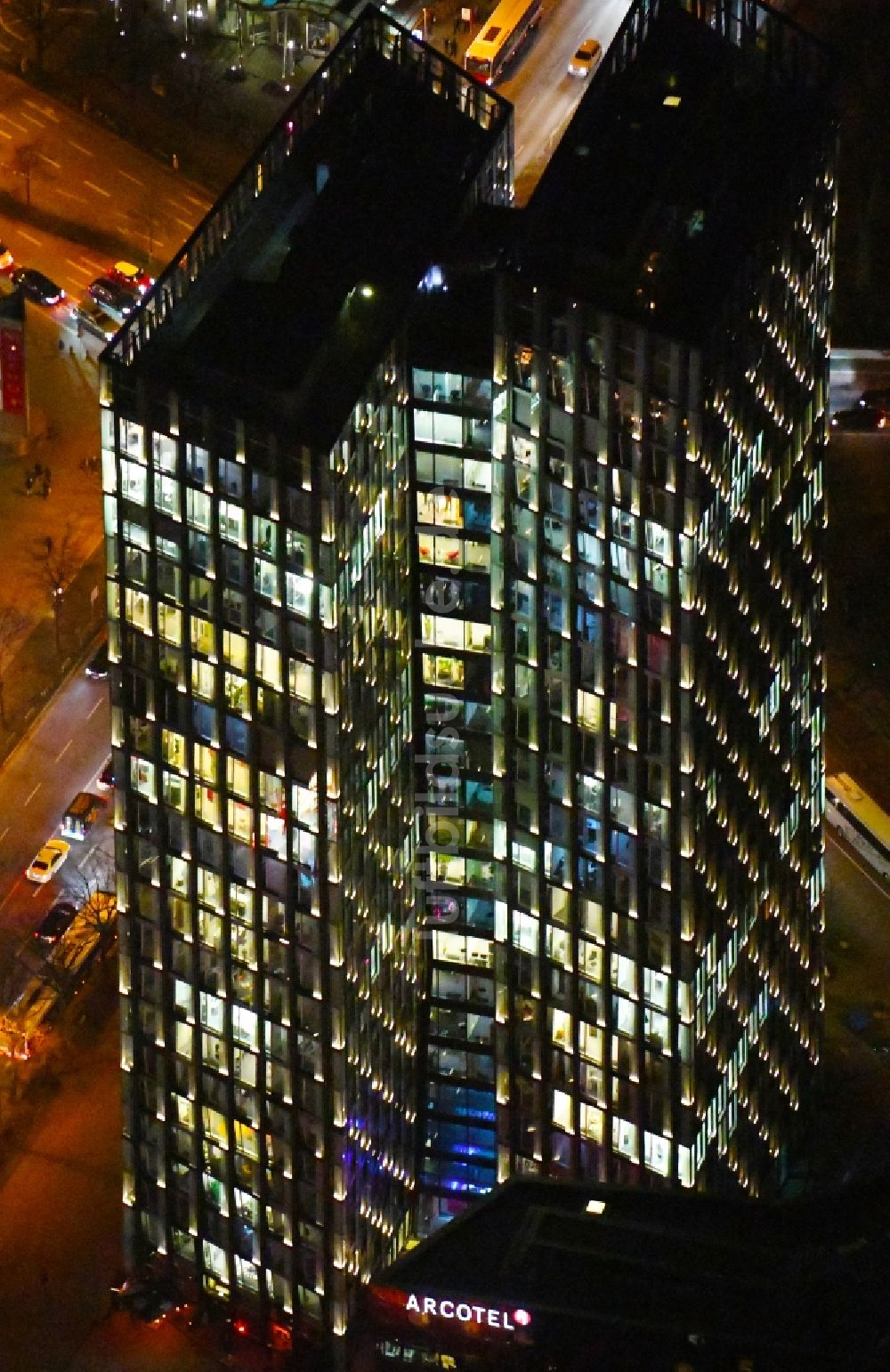 Hamburg bei Nacht von oben - Nachtluftbild Hochhaus- Ensemble Tanzende Türme in Hamburg, Deutschland