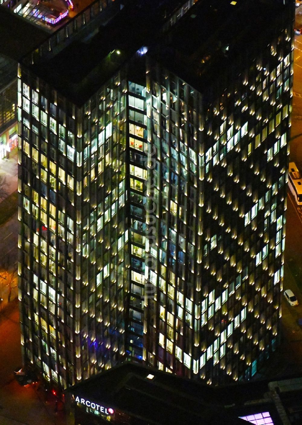 Hamburg bei Nacht aus der Vogelperspektive: Nachtluftbild Hochhaus- Ensemble Tanzende Türme in Hamburg, Deutschland