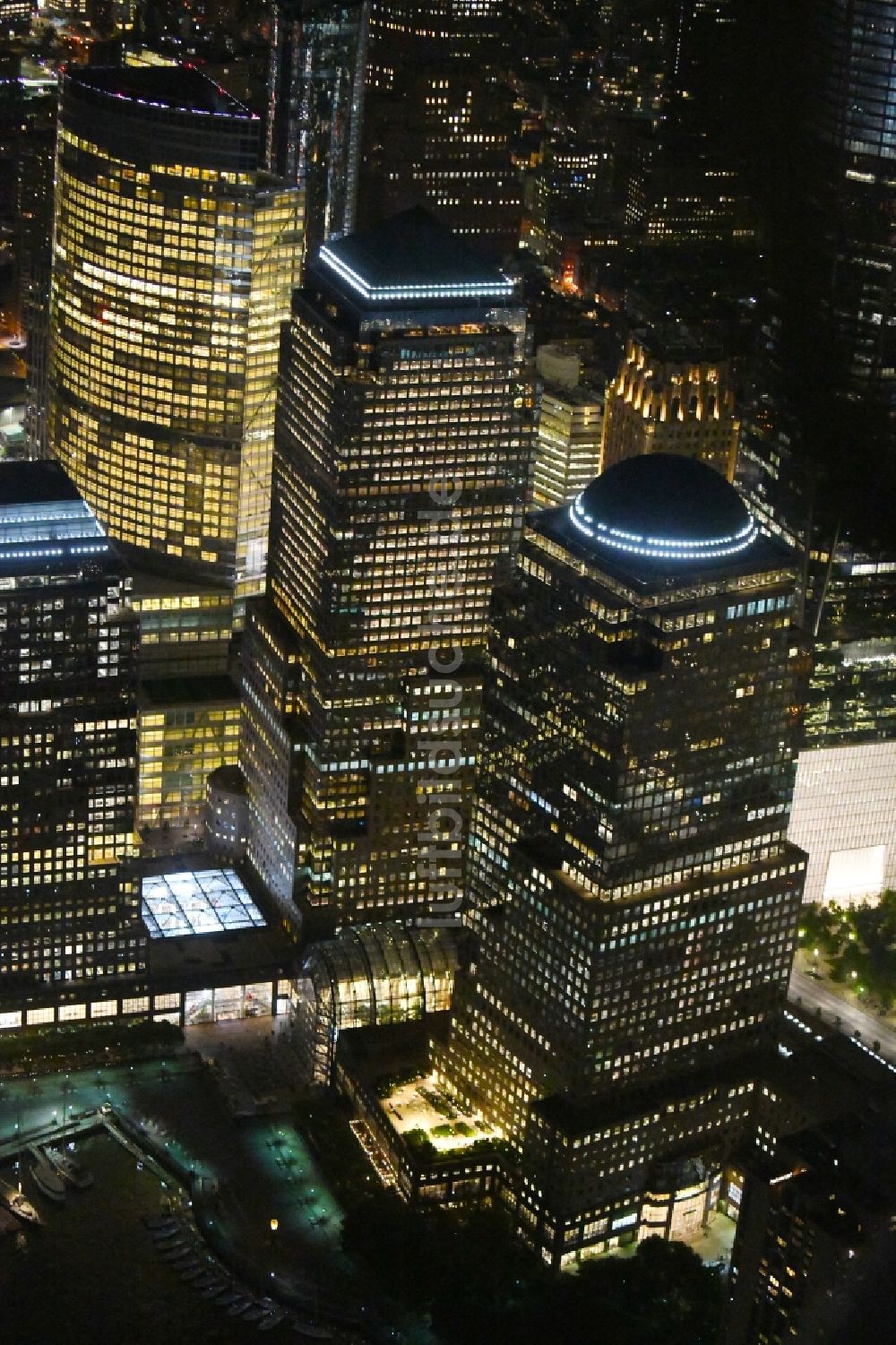 New York bei Nacht aus der Vogelperspektive: Nachtluftbild Hochhaus- Ensemble der West St - Brookfield Place im Ortsteil Manhattan in New York in USA