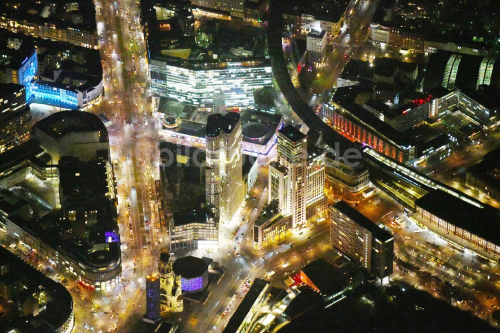 Berlin bei Nacht aus der Vogelperspektive: Nachtluftbild Hochhaus- Ensemble der Zoofenster und Neubau Upper West im Ortsteil Bezirk Charlottenburg in Berlin, Deutschland