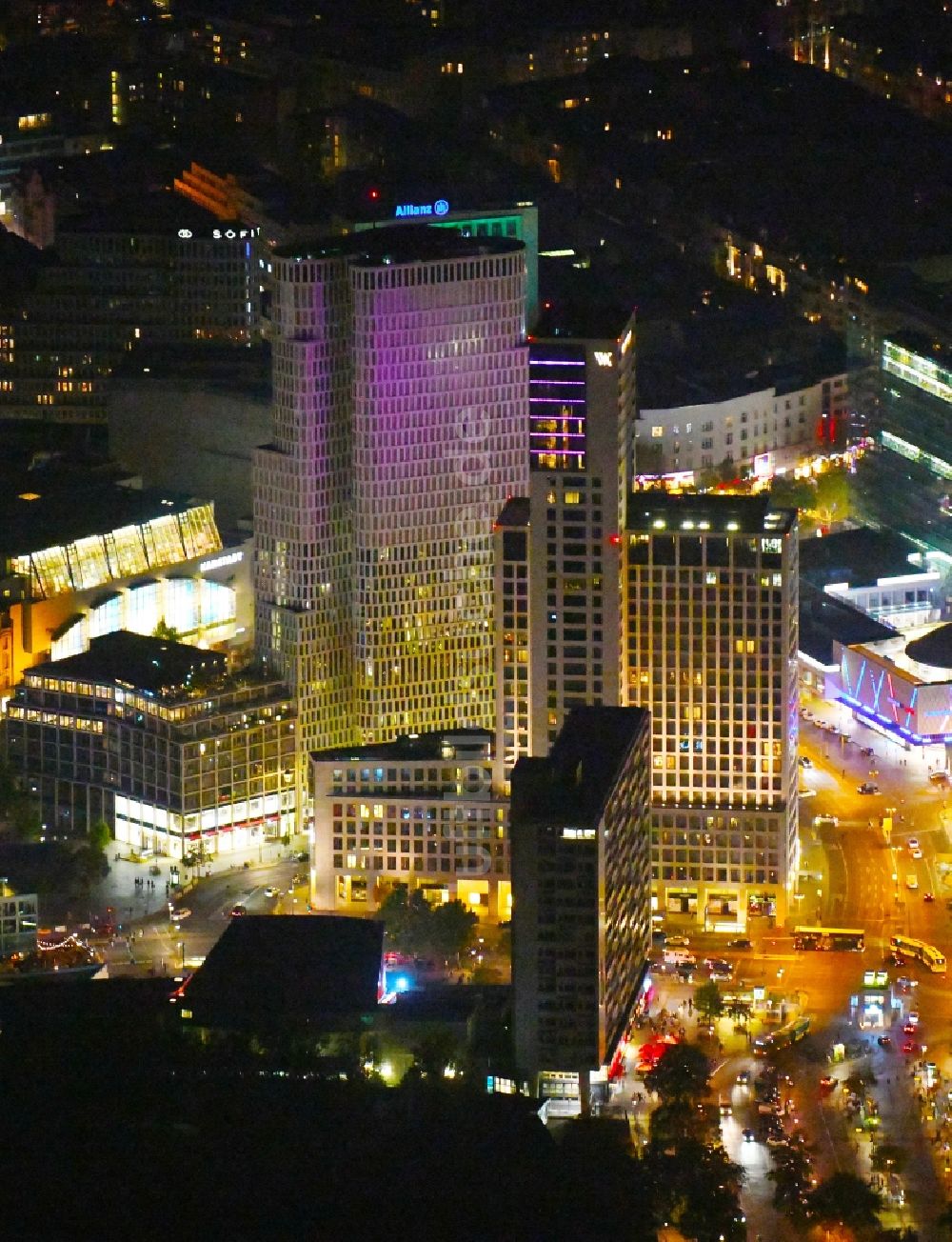 Nachtluftbild Berlin - Nachtluftbild Hochhaus- Ensemble der Zoofenster und Neubau Upper West im Ortsteil Bezirk Charlottenburg in Berlin, Deutschland