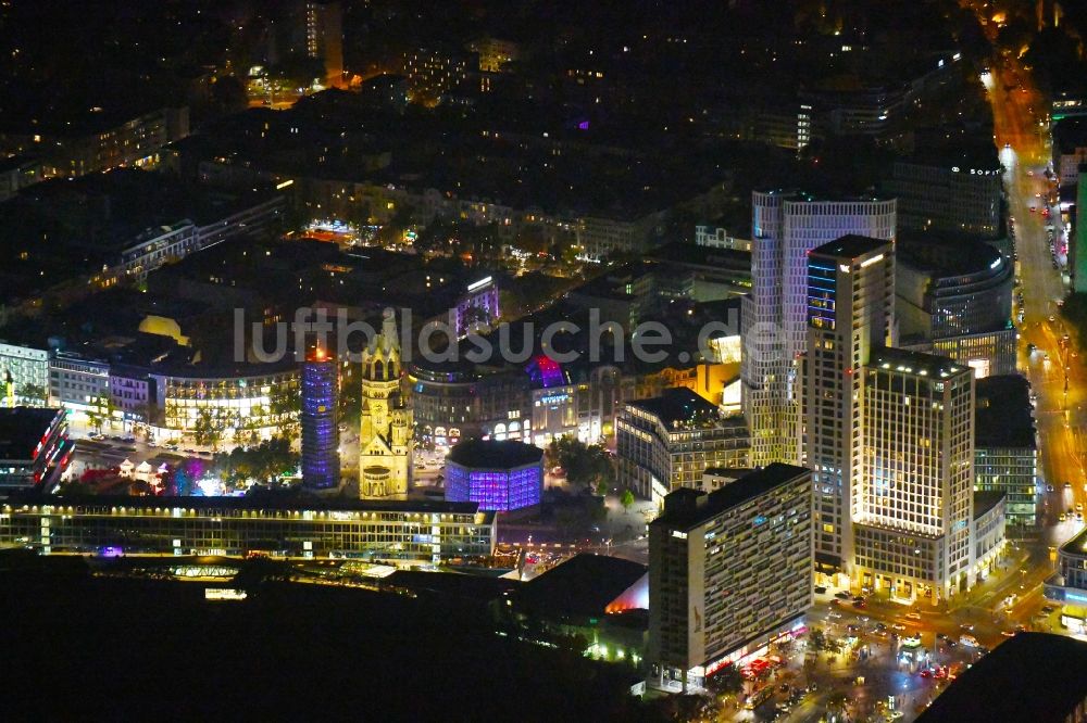 Berlin bei Nacht von oben - Nachtluftbild Hochhaus- Ensemble der Zoofenster und Neubau Upper West im Ortsteil Bezirk Charlottenburg in Berlin, Deutschland