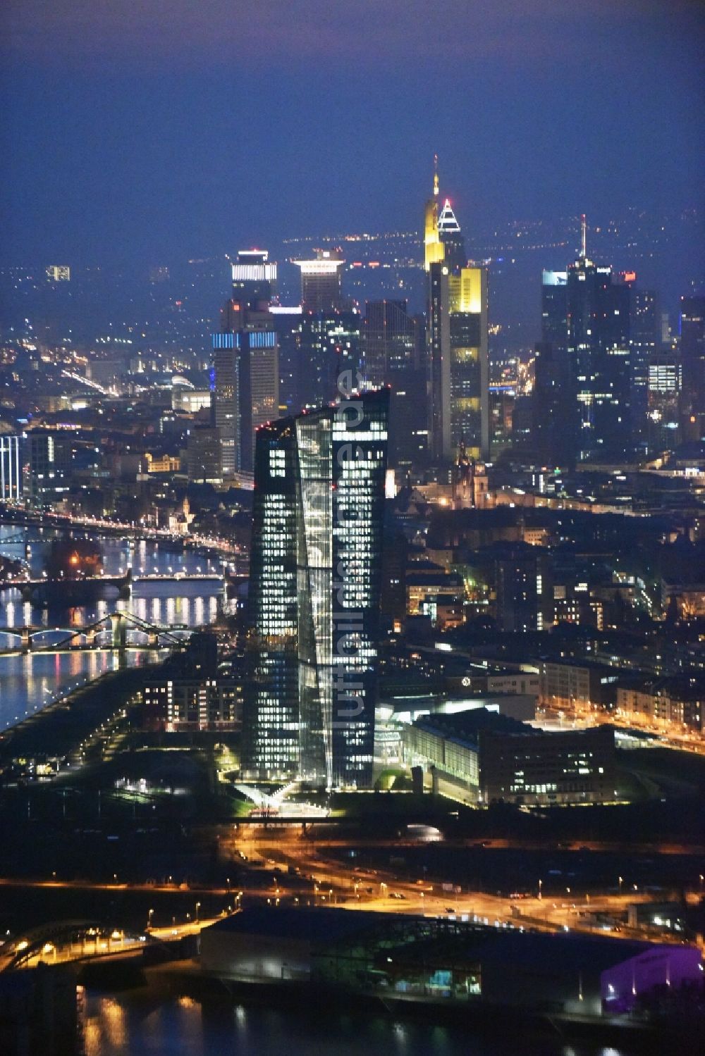 Nachtluftbild Frankfurt am Main - Nachtluftbild Hochhaus des Finanzdienstleistungs- Unternehmens EZB Europäische Zentralbank in Frankfurt am Main im Bundesland Hessen, Deutschland